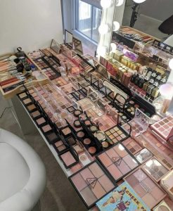 Un Tocador de Maquillaje Soñado: Todo lo que Necesitas para un Look Profesional