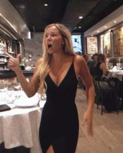 Una mujer me humilló en un restaurante, pero al día siguiente apareció en mi puerta como mi nuera…