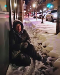 Encontré a una anciana junto al camino en una Nochebuena nevada y la traje a casa. Por Positivityoflife