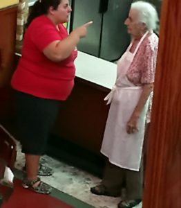 Padres arrogantes insultaron a mi abuela en su propio restaurante — pero los clientes les dieron una lección que jamás olvidarán