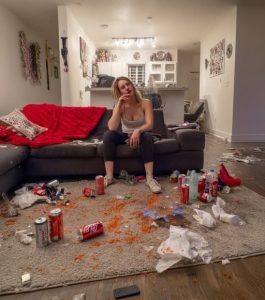 Mi hijastra adulta dejaba basura por toda la casa y me trataba como su sirvienta — así que le di una lección