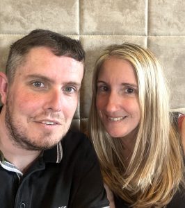 Mientras Mi Esposo Estaba Fuera en un Viaje de Negocios, un Mensaje de Voz Reveló la Verdadera Razón por la Que Se Fue — Historia del Día