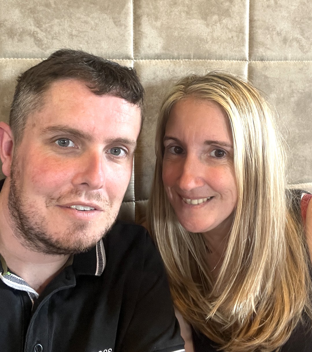Mientras Mi Esposo Estaba Fuera en un Viaje de Negocios, un Mensaje de Voz Reveló la Verdadera Razón por la Que Se Fue — Historia del Día