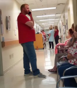 Vi Accidentalmente a Mi Esposo Sentado en la Sala de Espera del Hospital y Recibí un Mensaje de Él al Instante — Mi Mundo Se Derrumbó