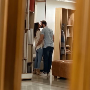 Accidentalmente descubrí a mi esposo con su amante en una tienda de muebles eligiendo artículos para su “nido de amor acogedor”