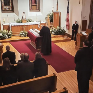 El sacerdote que oficiaba un funeral para una mujer adinerada se inclinó sobre su ataúd — Quedó estupefacto por lo que vio