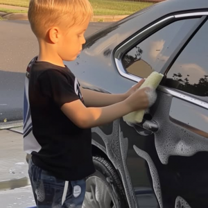 MIENTRAS LIMPIÁBAMOS EL AUTO, MI HIJO ME PREGUNTÓ: “¿POR QUÉ NO USAMOS EL AUTO SECRETO QUE MANEJA PAPÁ?”