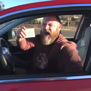 Hombre arrogante bloqueó nuestro garaje y luego me arrojó su tarjeta de presentación — así que la convertí en su peor pesadilla
