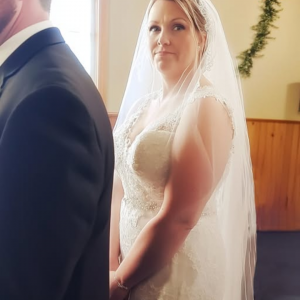 Cinco años después de la muerte de mi esposa, llevé a mi hija a la boda de mi mejor amigo – Cuando vi a la novia, mi hija preguntó: “¿Papá, por qué estás llorando?”