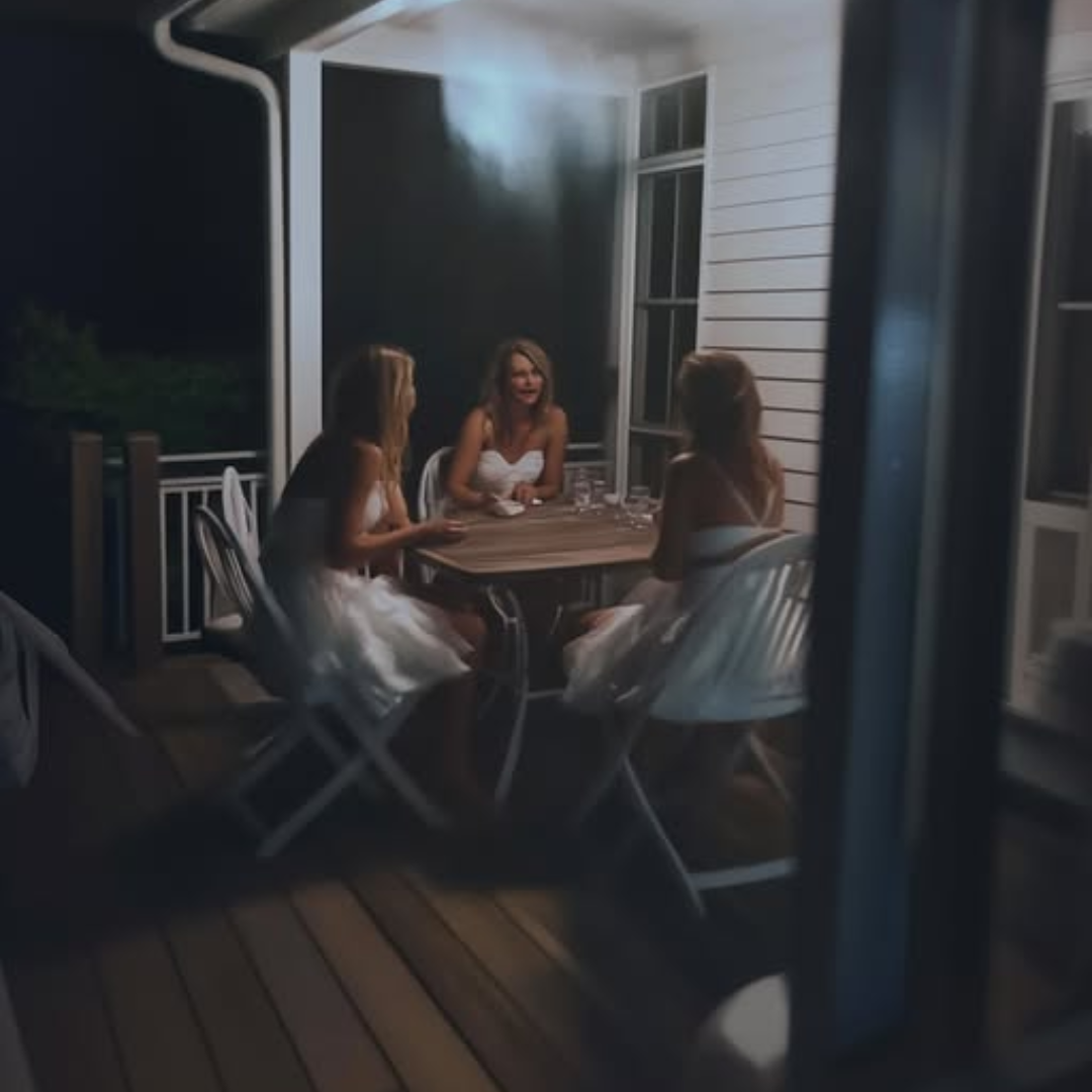 Traté a mis damas de honor como hermanas — hasta que escuché lo que realmente pensaban de mí