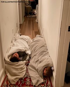 Llegué a casa y encontré a mis hijos durmiendo en el pasillo — Lo que mi esposo hizo con su cuarto mientras yo no estaba me volvió loca