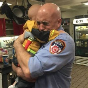 Soy mesera y madre soltera, perdí de vista a mi hijo – lo que le dijo a un bombero nos hizo llorar a todos
