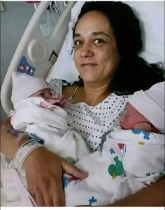 Una mujer de 53 años dio a luz a gemelos, solo para descubrir que compartían las mismas marcas de nacimiento que su yerno.