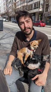 El “dueño” de éste pequeño chihuahua, le tiró a la basura porque el veterinario le cobraba 700 euros