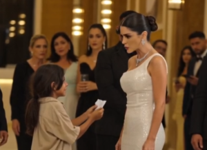 La mujer rica quiso echarla… hasta que leyó el nombre escrito en la carta