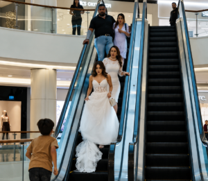 Un niño agarró el vestido de una novia en un centro comercial… y reveló que su madre lo había cosido antes de desaparecer