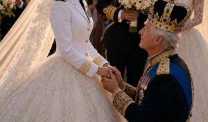 Parte 2: Mi hermana pensaba que mi uniforme de la Marina arruinaría su boda real. Así que me eliminó de la lista de invitados, sonrió a las cámaras y fingió que yo no existía.