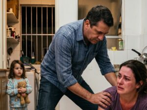 Cuando mi hija de 4 años vio que mi marido me tiraba al suelo, levanté 2 dedos y di 2 golpes: nuestro código secreto. Mientras ella corría por el móvil oculto, él me dijo: «Solo tenías que aguantar hasta el viernes». No grité; hice que llamara a mi padre y la policía llegó antes que él. Entonces encontraron una mochila azul en el coche.
