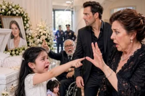 Volví a casa después de tres días incomunicado por trabajo, cargando regalos para mi esposa y mi hija… pero encontré a mi esposa acostada dentro de un ataúd. Mi madre lloraba: “Llegaste demasiado tarde”, hasta que mi hija de seis años me tomó la mano y susurró: “Papá… el tío lastimó a mamá, y la abuela le quitó su teléfono.” Cerré el ataúd de golpe y cancelé el funeral. Lo que aún no sabía era que el verdadero hombre detrás de todo era el directivo que firmaba mi nómina.